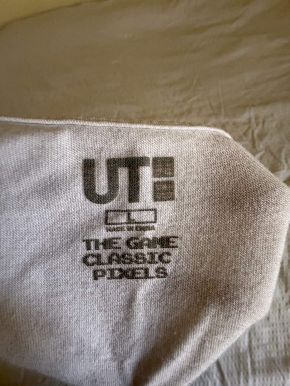 Unisex’s Uniqlo The Game classic pixels White Graphic Tee - Picture 5 of 8